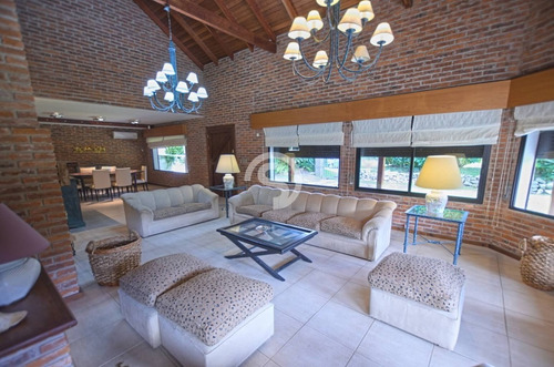 Casa En Playa Mansa Con Piscina- Ref: 4287