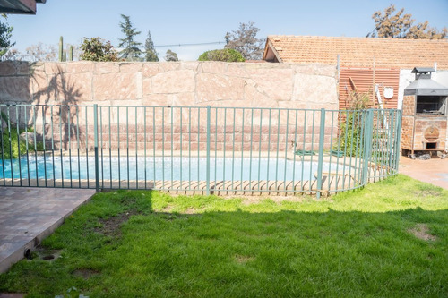 Se Vende Casa A Pasos De Vicuña Mackenna Con Santa...