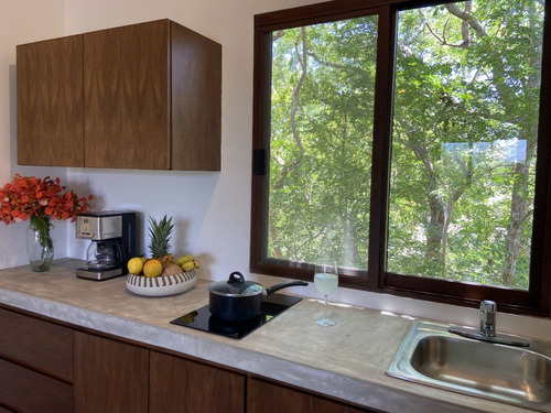 Casa - Hotel En Venta En Tulum, Quintana Roo, Santiago , Con 6 Habitaciones En Excelente Ubicación.