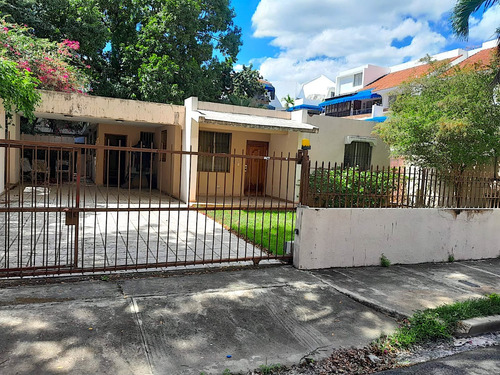 Casa En Venta En Naco. Entre Av. Tiradentes Y Lope De Vega, Santo Domingo