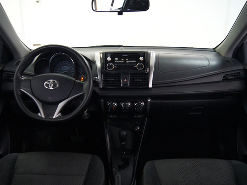 Imagen 9 de 15 de Toyota Yaris Sedan Core At 2017 Rojo