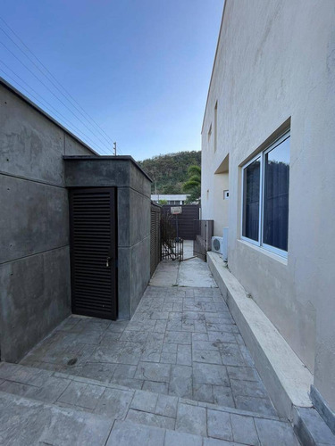 * Josefina Toledo: Hermosa Casa En Venta En El Parral, 495m², Cocina Concepto Abierto, Maletero, Bello Jardín Con Parrillera, Terraza, Fachada En Mármol, Planta 100%, Filtro Ósmosis Inversa, 268730