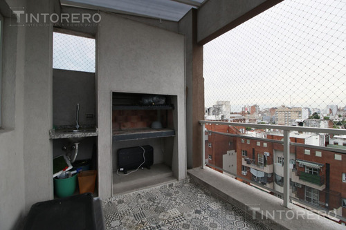Departamento En Venta De 4 Ambientes Con Balcón Aterrazado Y 3 Cocheras Cubiertas En Morón.