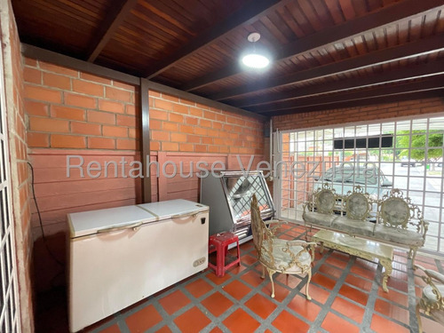 Jip 25-16988. Rent-a-house Vende Hermoso Townhouse De 261 Mts2, 5 Hab, 4 Baños, El Urbanismo Cuenta Con Cancha, Parque Infantil Conectado A Pozo Y Mucho Mas. En Urb. Araguama Country, Maracay.