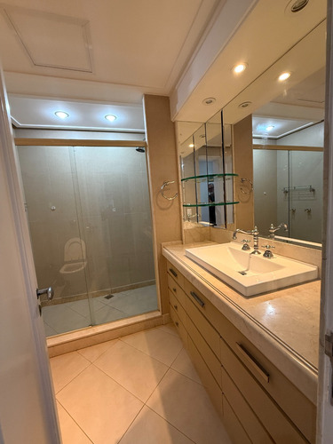 Amplo Apartamento Com Vista Para O Mar Em Copacabana 133 M², 3 Quartos E Conforto Total!