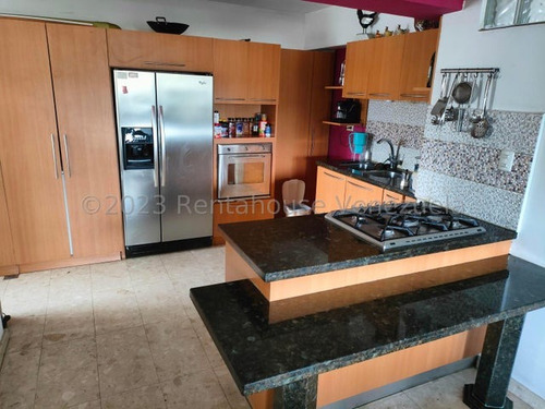 Apartamento En Venta En Los Chaguaramos. Yr242162. Apartamento 4hab 3 Baños, Maletero, Tanque De Agua; Muy Ventilado E Iluminado, Con Vista De 200 Grados Al Avila Y Panorámica De La Ciudad.