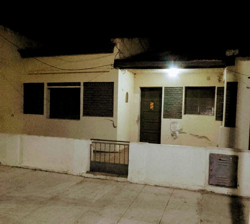 Casa En Venta - 2 Dormitorios 1 Baño - Cochera - 365mts2 - Pergamino