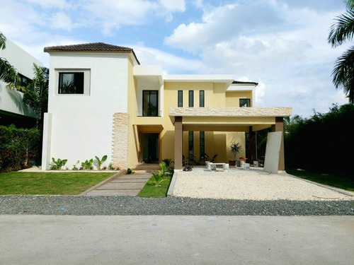 Villa A Estrenar En Punta Cana Village En Venta De 4 Habitaciones, Doble Altura, Acceso A Resort