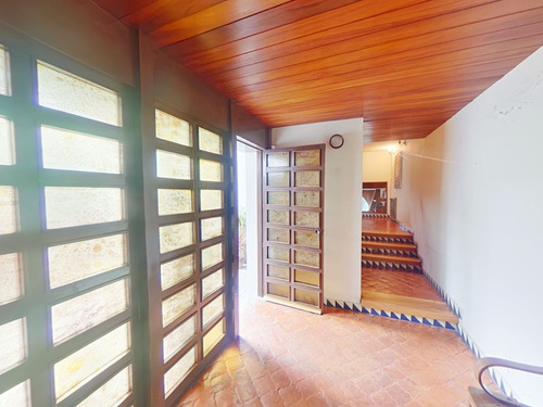 Casa Para Remodelar Con Amplios Espacios En Las Aguilas