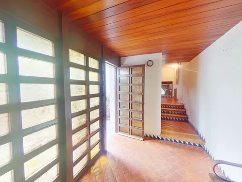 Casa Para Remodelar Con Amplios Espacios En Las Aguilas