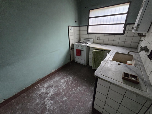 Venta Gran Lote De 10 X 37,45 Con Casa A Reciclar Y Galpón