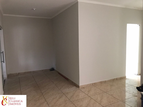 Imagem 8 de 19 de Casa Disponível Para Venda: Possui Dois Quartos, Um Banheiro, Sala, Cozinha E Garagem. A Edícula Possui Um Quarto, Um Banheiro, Cozinha E Quintal. - Ca00355 - 70750500
