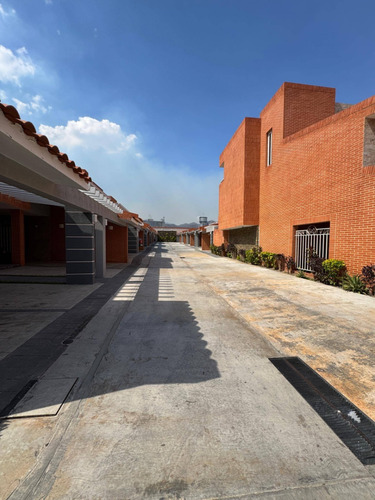 Townhouse De Lujo En Terrazas De Camoruco - Wc