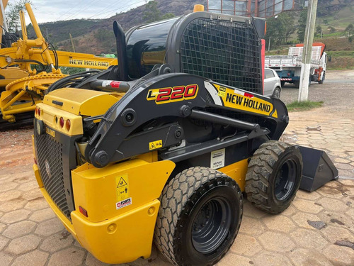 Imagem 4 de 10 de Mini Carregadeira New Holland 2018 L220b Cabinada