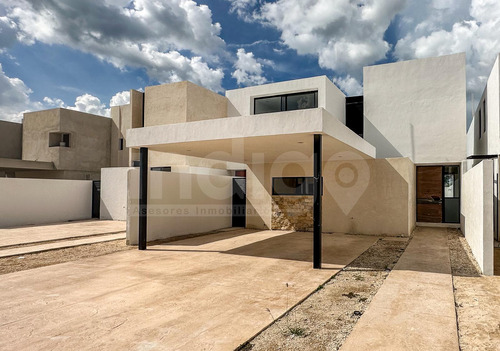 Casa En Venta En Mérida De 4 Recámaras, Privada Almena, Modelo Camelia En Dzityá