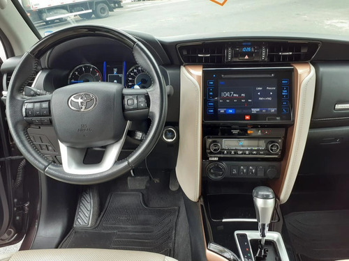Toyota Hilux SW4 2.8 SRX DIAMOND 4X4 7 LUGARES 16V TURBO INTERCOOLER DIESEL 4P AUTOMÁTICO