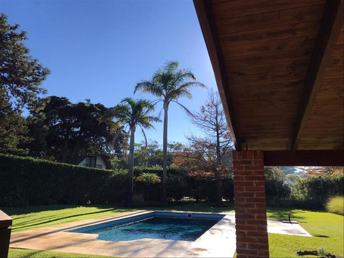 Se Vende Casa En Barrio Pinares 5 Dorm. 3 Ba. A Una Cuadra