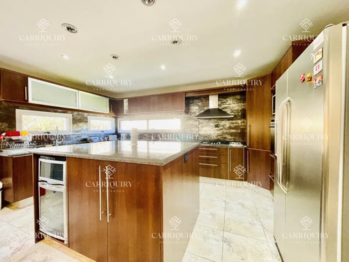 Excelente Casa De 4 Dormitorios, Piscina Climatizada Y Barbacoa En Pinares, Punta Del Este