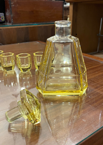 Antigua Licorera De Vidrio Amarillo Con 5 Vasitos Art Deco Amarillo (Usado)