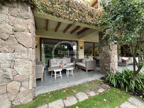Casa En Venta De 6 Dorm. En Lo Barnechea