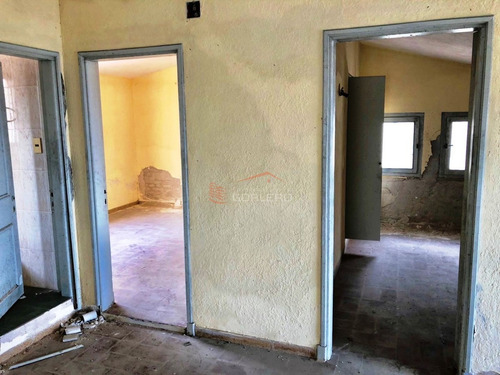 Local Sobre Avd. Gorlero En Punta Del Este, Península, Venta Alquiler, Amplio Local En Planta Baja + Otro En Sub Suelo Independiente + 2 Apartamentos- Ref: 21752