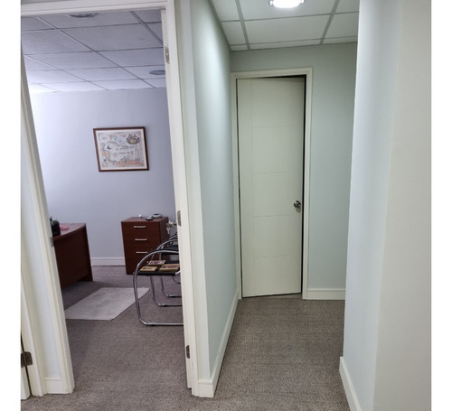 Oficina, 2 Apartados Baño Kitchenet