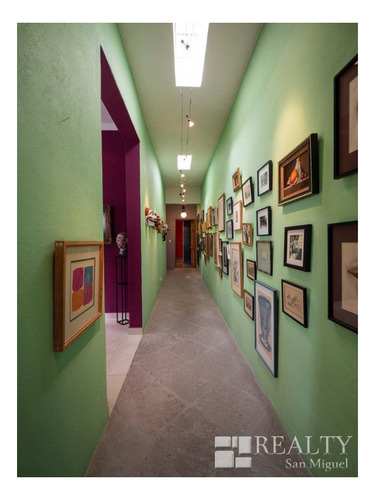 Imagen 11 de 23 de This Home Is Alive With Color, Light, And Artistic Details!