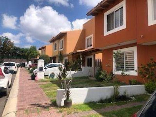 Casa En Renta En Juriquilla, Con Jardín Y Caseta De Vigilancia.