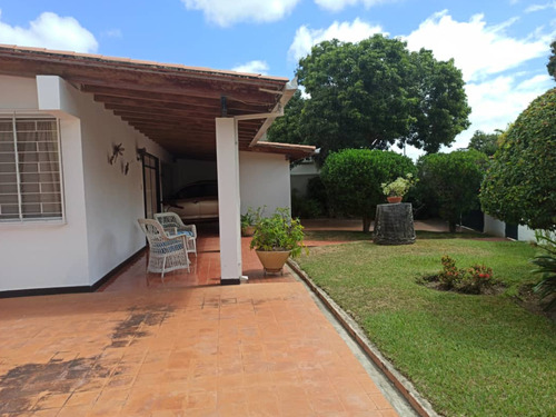 Prados Del Este - Casa - 5 H / 5b /4p