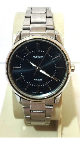 Reloj Casio Ltp-1303d-1a Mujer Plateado Fondo Negro