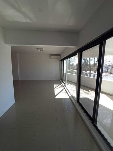 Departamento En Venta En Tigre, 3 Dormitorios, 2 Baños Y Toillete, Dos Cocheras Y Pileta