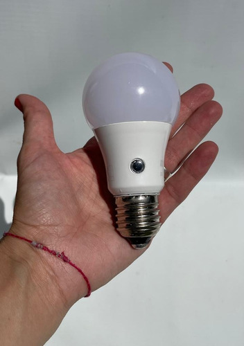 Imagen 6 de 11 de Lampara Led Con Fotocélula 10w E27 Luz Fría 220v Interelec