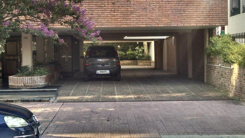 Imagen 2 de 3 de Amplia Cochera Semicubierta Para 2 Vehiculos