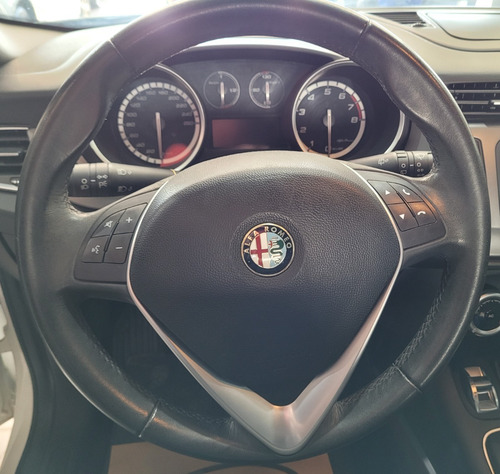 Imagen 21 de 22 de Impecable Alfa Romeo Giulietta Año 2016 Con Solo 52.000 Km