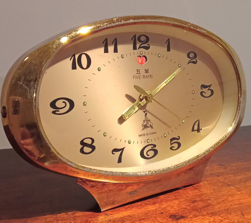 Reloj Antiguo Five Rams De Mesa Made In China (Usado)