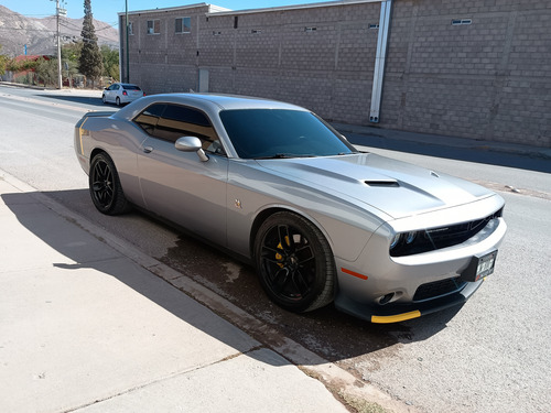 Dodge Challenger 6.4 scat pack srt