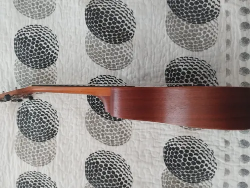 Ukelele Chateau Soprano (con Forro Semi Duro) (Usado)