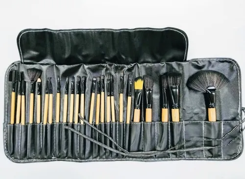 Set 24 Brochas Y Pinceles Para Maquillaje Profesional Con Estuche Cuero Ecológico Negro - Perfumeria Family Set 24 Brochas Y Pinceles Para Maquillaje Profesional Con Estuche Cuero Ecológico Negro - Perfumeria Family