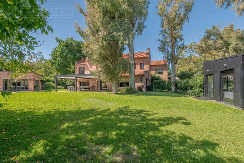 Espectacular Casa Con 3 Suite, Sobre Lote De 1.800 M2 En El Barrio Las Casuarinas - San Isidro.
