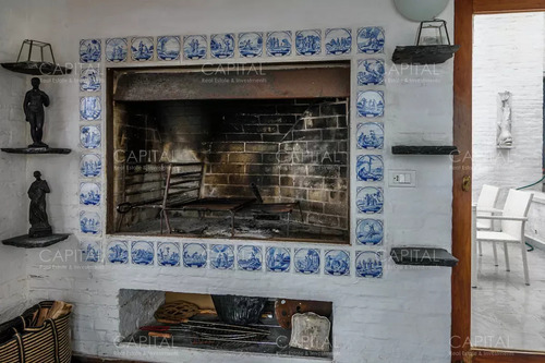 Casa De Seis Dormitorios En Primera Linea Frente Al Mar En Península De Punta Del Este