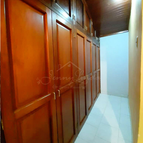 Se Vende!!! Espaciosa Casa En La Urbanización Palmarito Maracay Aragua