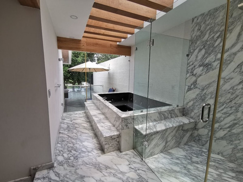 Casa En Venta En Bosques De Las Lomas Ya Remodelada Con Alberca (m2c330)