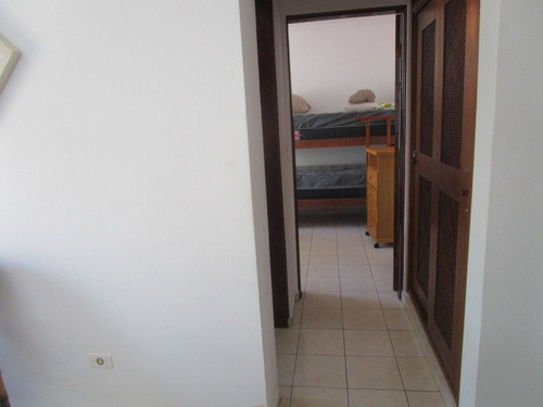 Aluga-se Apartamento De 1 Dormitório. Próximo À Praia!!
