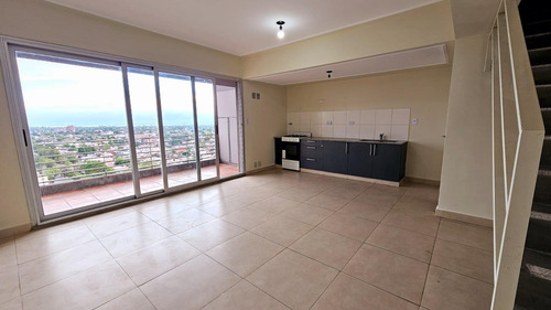 Alquiler! Departamento De Categoría Tipo Dúplex De 2 Dormitorios En Lavalle Al 1100, Barrio Sur