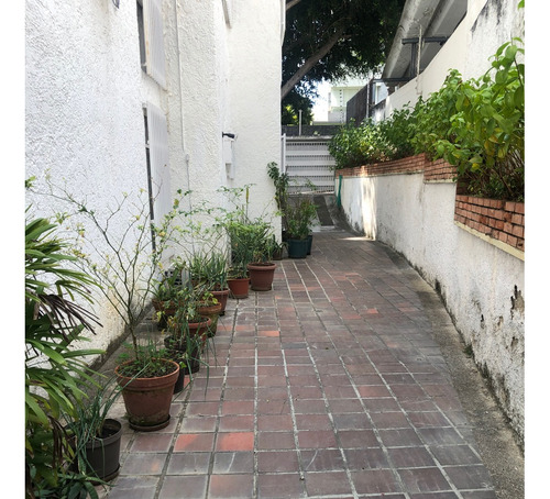 Estupendo Edificio De 3 Plantas Con 3 Apartamentos. Ideal Para Un Grupo Familiar