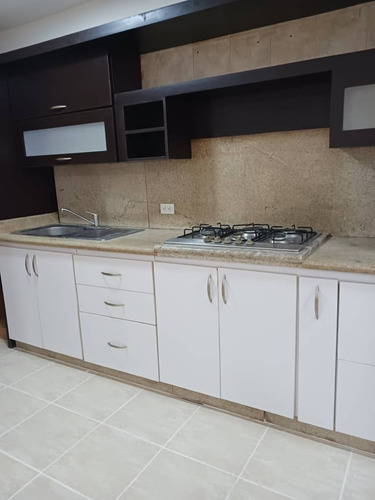 Marbella Mendoza Vende Apartamento En Callejon Prebol, Cercano A La Av. Bolivar. Res. Saraith