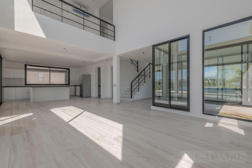 Casa Al Lago En Venta En El Barrio Acacias, Puertos / Escobar