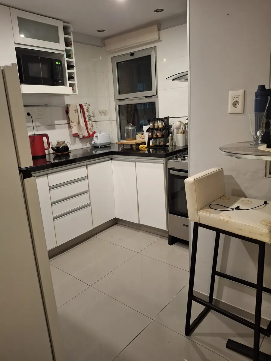 Hermoso Apartamento En Una Zona Tranquila, Con Una Espectacular Vista A La Rambla Y Excelente Distribución.  Planta Baja:  Cocina Independiente  Living-comedor Amplio  Escritorio  Planta Alta: · Foto 2