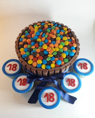 Torta Con Kit Kat Y Confites De Chocolate Con Cinta De Raso