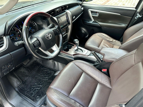 Toyota Hilux SW4 2.8 SRX 4X4 7 LUGARES 16V TURBO INTERCOOLER DIESEL 4P AUTOMÁTICO